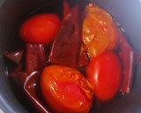 Foto del paso 2 de la receta: Caldo de pollo rojo