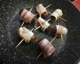 Foto del paso 2 de la receta: Dátiles rellenos de queso azul envueltos con bacon