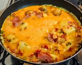 Foto del paso 2 de la receta: HUEVOS🍳Revueltos, Papas Cocidas y Fiambres...!🥓🥩