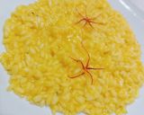 Foto del passaggio 5 della ricetta Risotto allo zafferano con pistilli