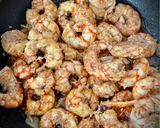 Foto del paso 3 de la receta Ensalada de langostinos al ajillo con patata y huevo duro