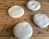 Hình bước làm 2 của món Bánh dày kẹp chả quế