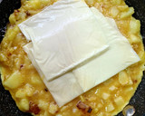 Foto del paso 3 de la receta: Tortilla de patata rellena de jamón y queso