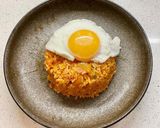 A picture of step 5 of Kimchi fried (with bacon and a fried egg).