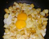 Foto del paso 4 de la receta: Huevos con papa y quesillo