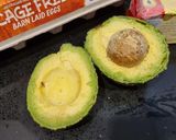 รูปขั้นตอนการทำที่ 1 ของ Avocado Toast กับไข่ดาว (English Muffin) อาหารเช้าง่ายๆ
