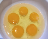 A picture of step 1 of Scrambled Egg with Tomato.