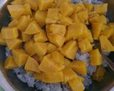 Foto langkah ke 4 dari resep Kukus Ketan Bunga Telang Pisang.