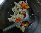 Foto langkah ke 5 dari resep Oseng Kembang Kol dan Sosis.