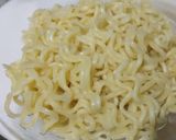 Foto langkah ke 2 dari resep Dadar Mie Instant Crunchy.
