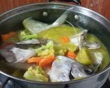 Foto langkah ke 5 dari resep Sayur Ikan Kuwek Kuah Kuning.
