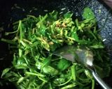 Foto langkah ke 4 dari resep Tumis Kangkung Bunga Pepaya.
