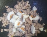 รูปขั้นตอนการทำที่ 2 ของ หมูสับผัดไข่เค็ม