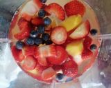 Foto del paso 1 de la receta: Licuado de frutilla, durazno y arándanos