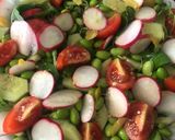 Foto del passaggio 6 della ricetta Insalata di edamame e ravanelli