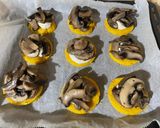 Foto del passaggio 5 della ricetta Medaglioni di polenta ai funghi 🍄🇺🇦☮️🏳️‍🌈🙏🇹🇷🇸🇾