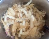Hình bước làm 2 của món Canh Hẹ Nấm Nấu Đậu Hũ