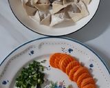 รูปขั้นตอนการทำที่ 1 ของ "เกี๊ยวน้ำหมู" Wonton Soup 🥣🐷🌿🥕