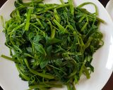 Hình bước làm 2 của món Rau muống xào nấm tràm