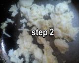 A picture of step 2 of Soyayyar shinkafa da kwai.