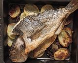 Foto del paso 2 de la receta Dorada al horno con cebolla y patata