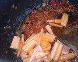 A picture of step 2 of Stir fried macaroni.