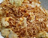 A picture of step 3 of Stir-Fried Instant Noodles with Egg.