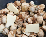 Foto del paso 4 de la receta: Salchichas frescas encebolladas con Champiñones