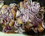 Foto del paso 1 de la receta: Muslos encebollados en salsa de otro