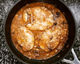 Foto del paso 8 de la receta: Merluza en salsa con habitas tiernas y butifarra negra