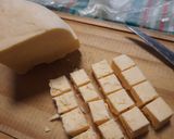 Foto del paso 1 de la receta: Queso saborizado en aceite de oliva para picada al aire libre