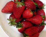 صورة لخطوة 1 من وصفة تحلية كيك الفانيليا بالفراولة والشوكولاته 🍓