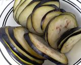 Foto del paso 1 de la receta: Berenjenas asadas con tocineta caramelizada!!! 😋🍆🌰🥕🧀🥓🥓🥓🍅🍅🍅