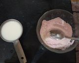 A picture of step 3 of Strawberry custard shake.