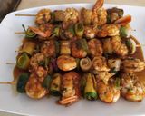 Foto del paso 4 de la receta: Brochetas de langostinos y verduras al ajillo