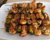 Foto del paso 4 de la receta: Brochetas de langostinos y verduras al ajillo