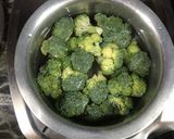 A picture of step 1 of Cheesy broccoli.