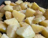 Foto del paso 1 de la receta: Papas al ajo y romero con gratín de cheddar y mozzarella