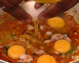 A picture of step 3 of Baked egg with red sauce.