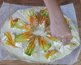 Foto del passaggio 8 della ricetta Sfogliatine ripiene ai fiori di zucca e provola
