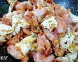 Foto del paso 6 de la receta: Huevos rotos con pota y gambas