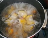 Foto langkah ke 2 dari resep Sayur Bening Oyong, Wortel dan Jagung.