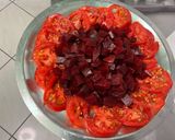 Une image de l'étape 7 de Salade festive aux tomates, betteraves rouges, feta et persil.