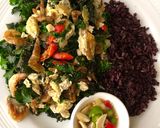 รูปขั้นตอนการทำที่ 2 ของ คะน้าฝรั่งผัดไข่ใส่กุ้งแห้ง (Stir fried Kale with eggs and dried shrimp)