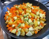 Une image de l'étape 12 de Trio de légumes sautés à l’ail, oignon et persil.