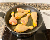 Foto del paso 2 de la receta: Muslitos de pollo con champiñones