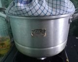 Foto langkah ke 4 dari resep Bolu kukus merah simpel no mixer.