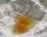 Foto del passaggio 2 della ricetta Sbriciolata con crema pasticciera e gocce di cioccolato!