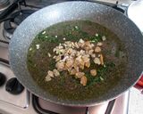 Foto del passaggio 7 della ricetta Tagliolini neri alle vongole
