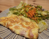 Foto del paso 3 de la receta: Tortilla francesa con jamón y ensalada (cena saludable en 10 minutos)